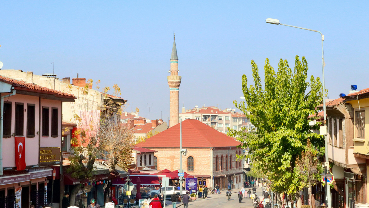 Приехать сюда стоит, прежде всего, за атмосферой: в городе есть три больших университета, а каждый четвёртый житель — студент. Поэтому, если вы хотите посмотреть, как живет современная нетуристическая Турция, поездка на день в Эскишехир — то что надо. Фото: Софья Ремез