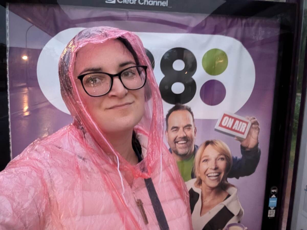 До автобуса пришлось идти в дождевике, у меня модный, розовый