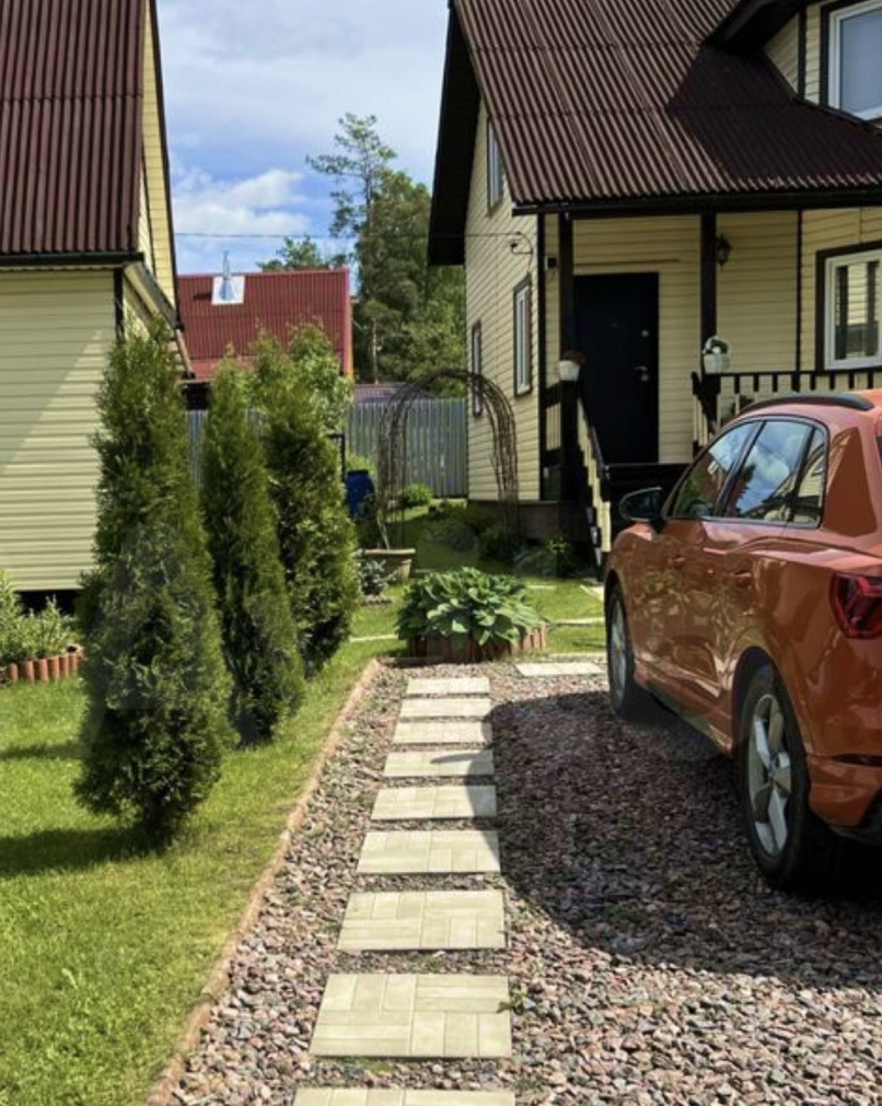 Вытоптанная земля портит вид участка, а в дожди превращается в грязь. Обустроенное парковочное место решает эти проблемы. Источник: Pinterest, Anna Osipova.