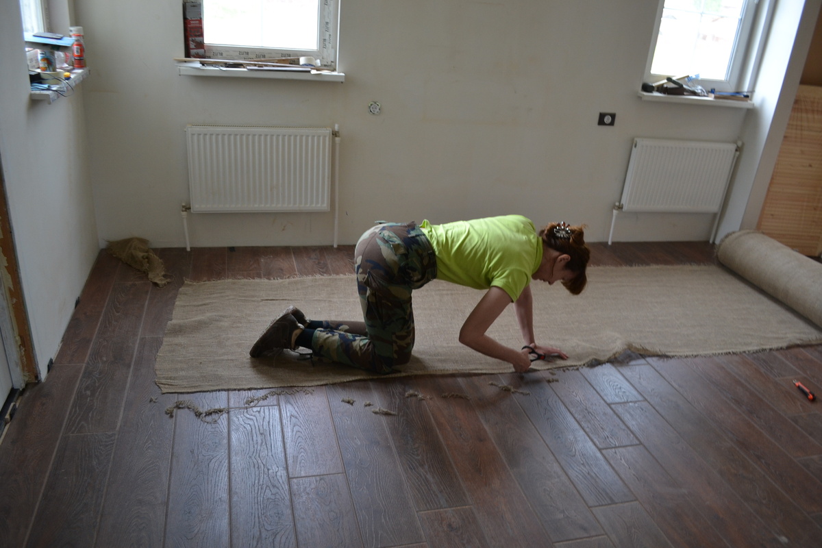 Я обрезаю кромку, чтобы она не выпирала на стене