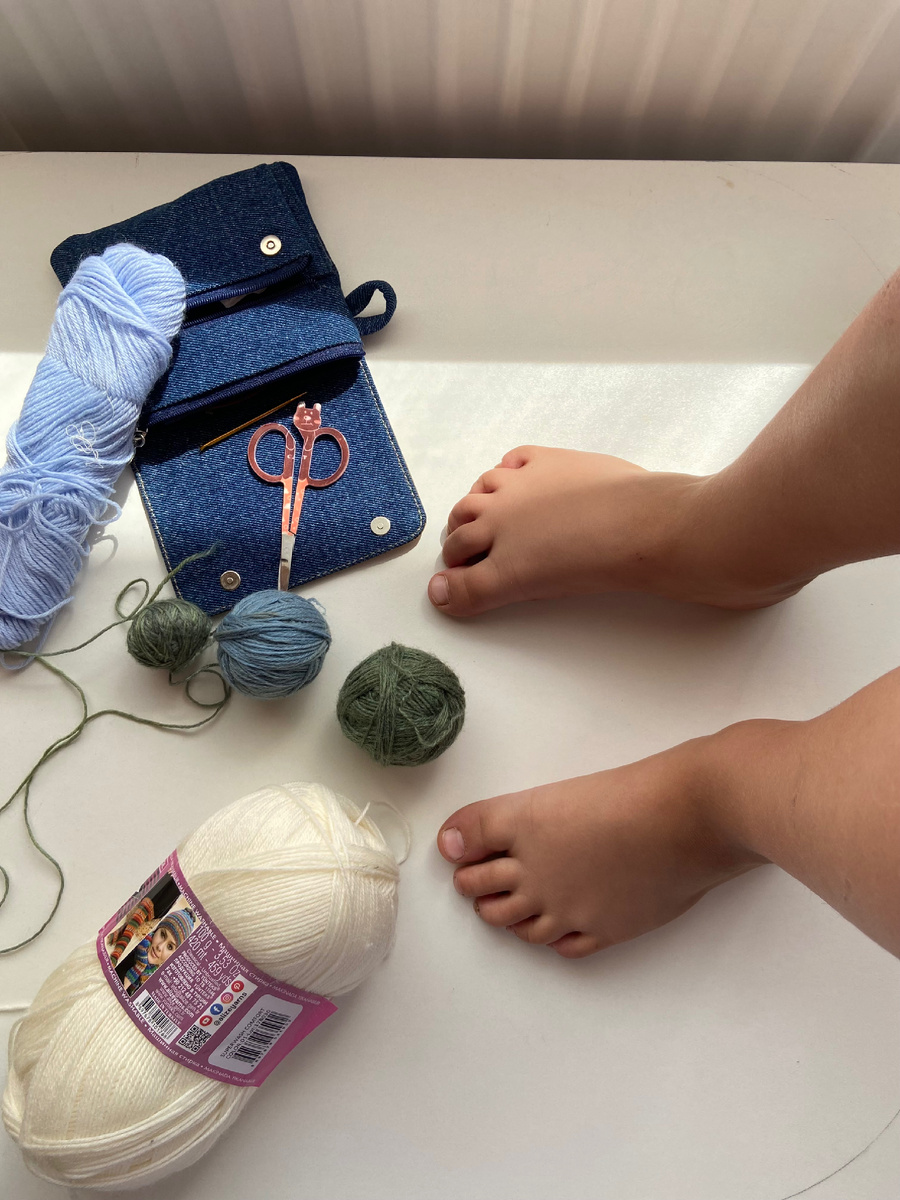 Ведется активная дачно-деревенская жизнь, ноги выдернуты прямо из земли 🤷‍♀️