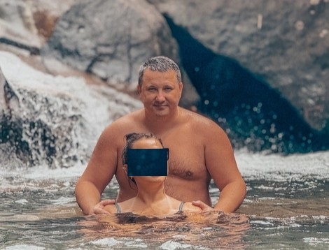  Вадим Серов плескается в бассейне в тот момент когда Аннушка уже разлила масло, а если и не разлила, то собралась его перевозить