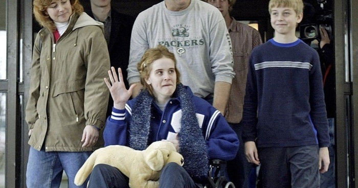 В 15 лет Джина Гис стала первой, кто смог выжить после заражения бешенством, ее организм прошел через ад, чтобы выжить