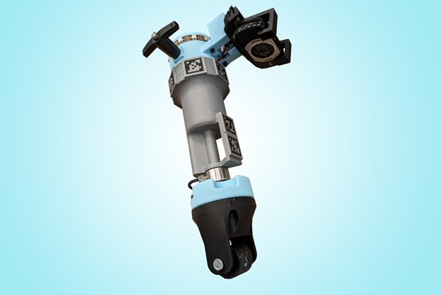 Портативное устройство, разработанное Массачусетским технологическим институтом, с помощью которого можно обучать робота новым навыкам. | Источник: MIT