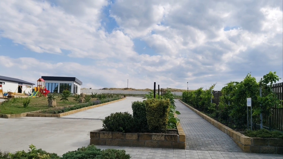 Сама территория  ухоженная, много зелени, очень чисто, впечатления самые положительные 