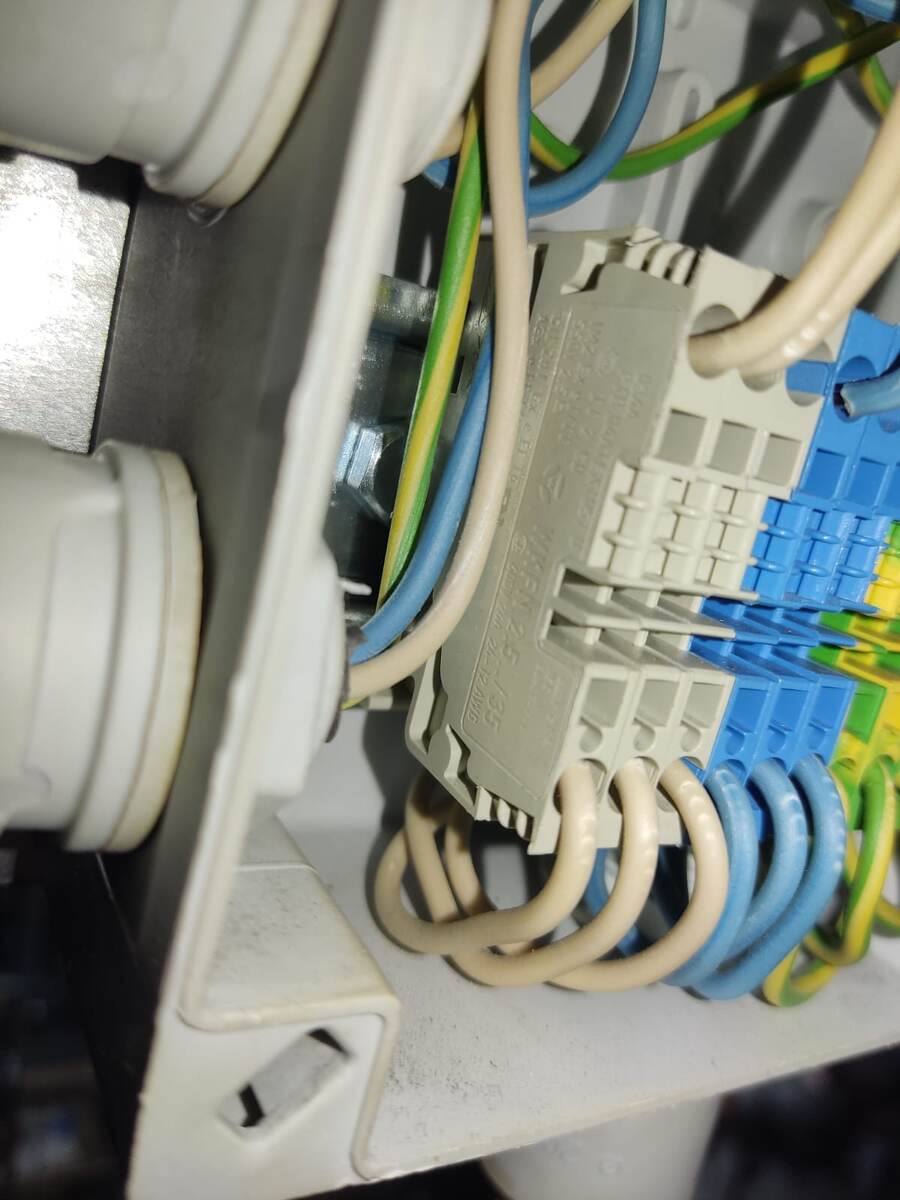 Распределительная коробка освещения (специально не фотографировал)