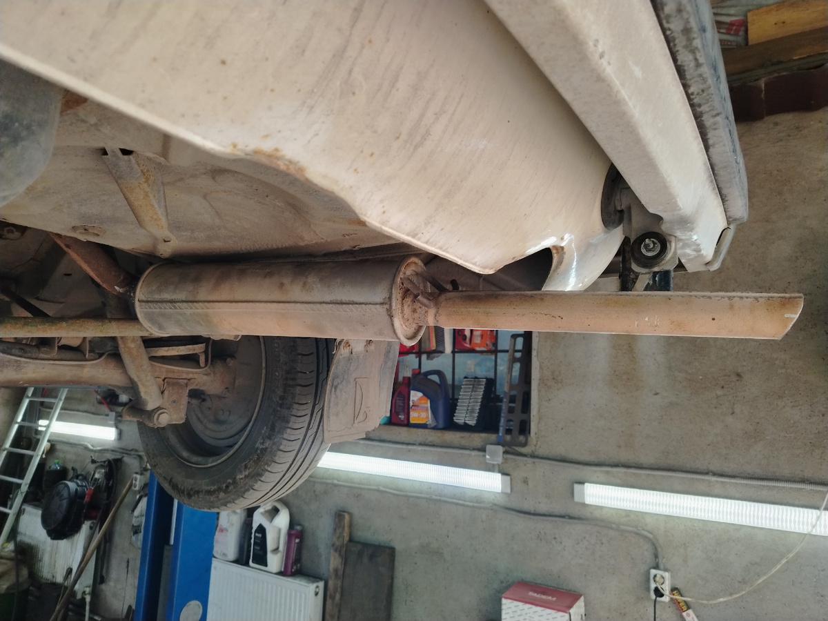 Китайские дряные запчастия на помойку купил новый глушак проработал три месяца и прогарел.