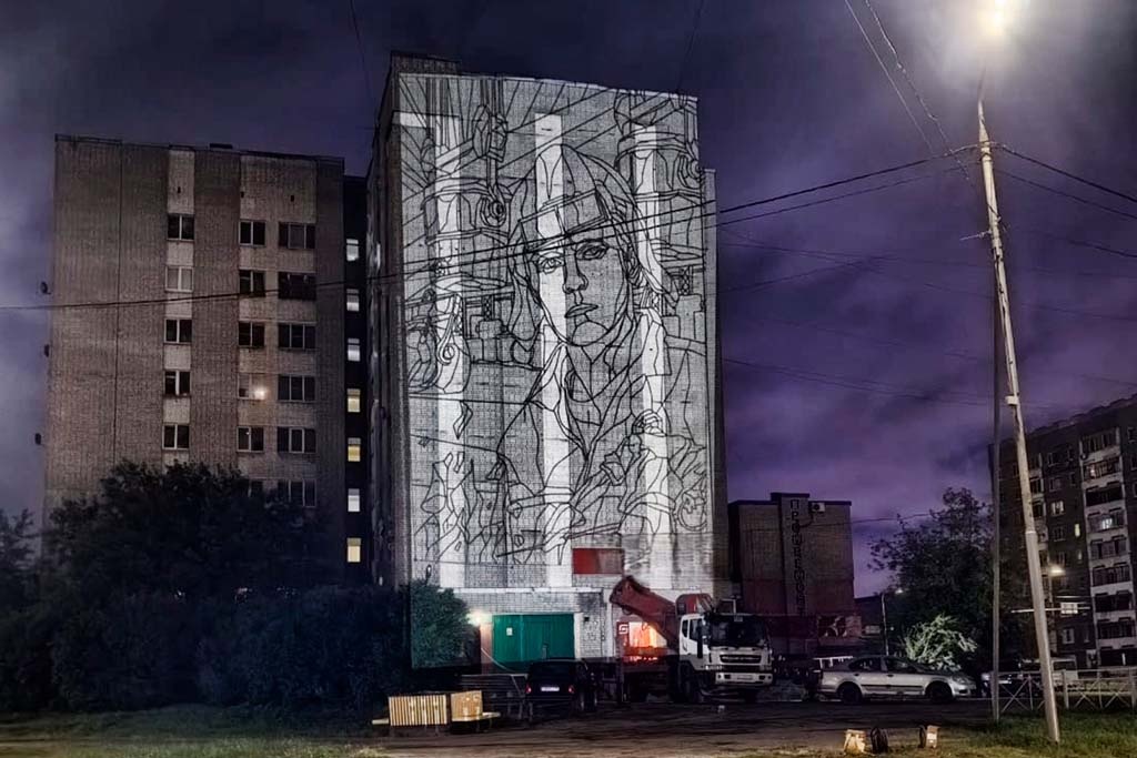    О создании второго мурала с металлургом сообщил мэр Роман Маслов. Рисунок появится на фасаде дома № 15 на улице Маяковского.