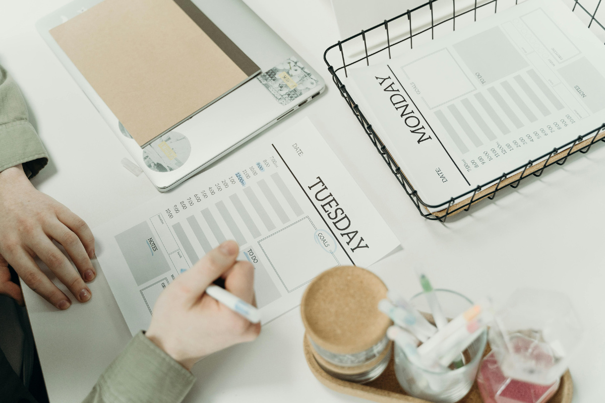 источник pexels. Важно адекватно оценить занятость, чтобы грамотно спланировать время на подготовку. Баланс между отдыхом летом и подготовкой к экзамену