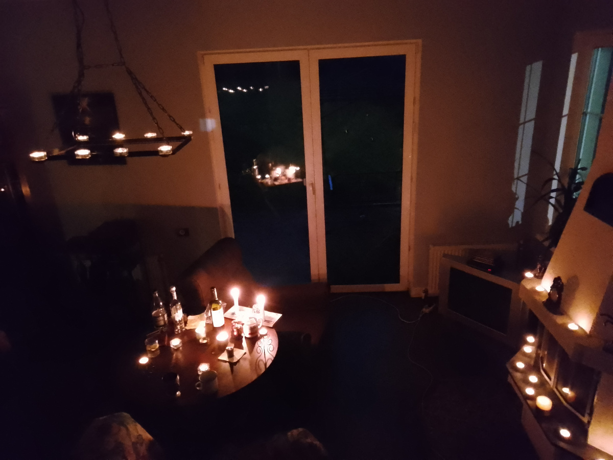 Еще одна разновидность освещения - поставить свечи на каминную полку, но сам камин не растапливать, так романтики больше