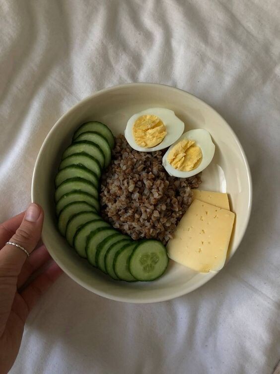 Пример завтрака, также отдельный мелкий совет. Делайте каждый свой прием пищи эстетичным, вам будет только в радость это есть:)