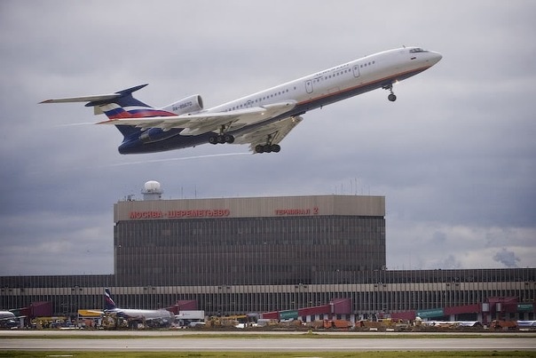 Самолёт идёт на взлёт.  фото: картинки яндекс.