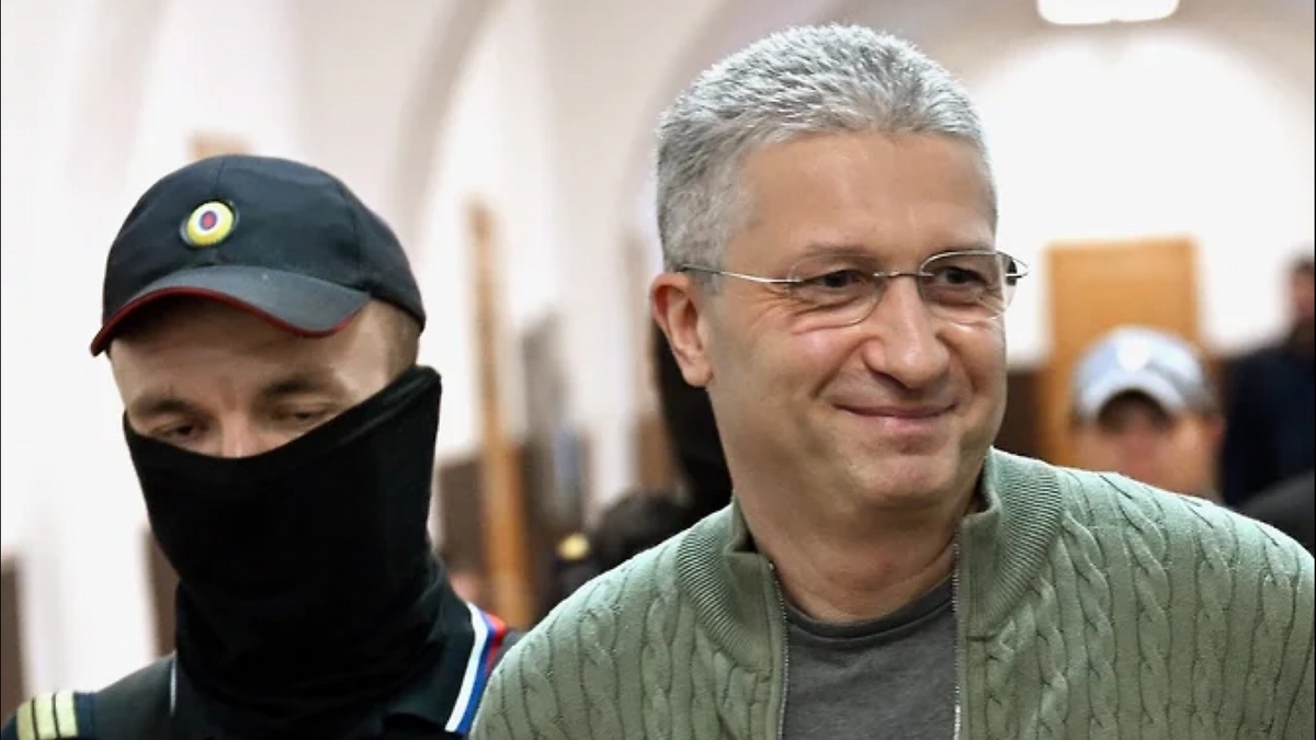 С легкой улыбкой отправился бувший генерал за решетку. Фото Яндекс.Картинки. 