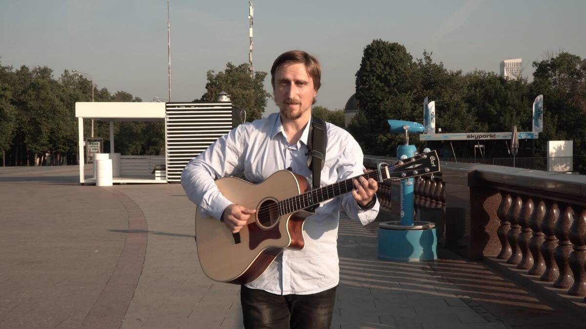    Александр Красников готов посвящать песни загадочной девушке / Фото: Араик Саакян