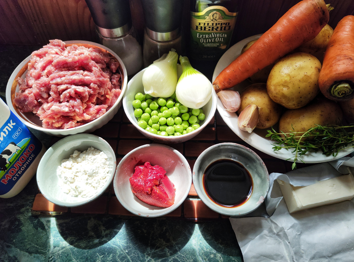 Удобно использовать замороженную смесь горошка, кукурузы и моркови, также можно взять мексиканскую смесь. Консервированные горошек и кукуруза для этого рецепта не годятся. 