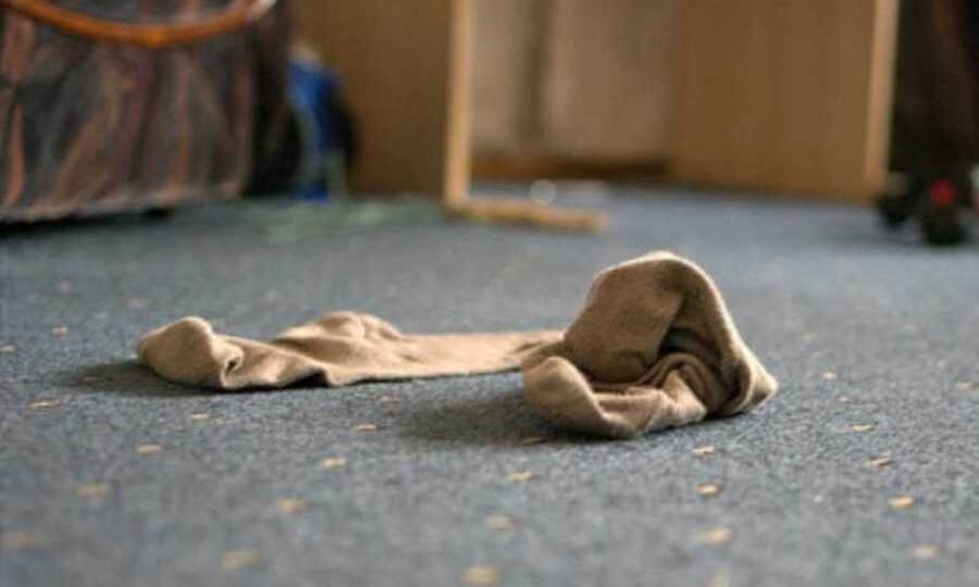 Очень плохая примета: почему нельзя хранить носки на полу, особенно у кровати