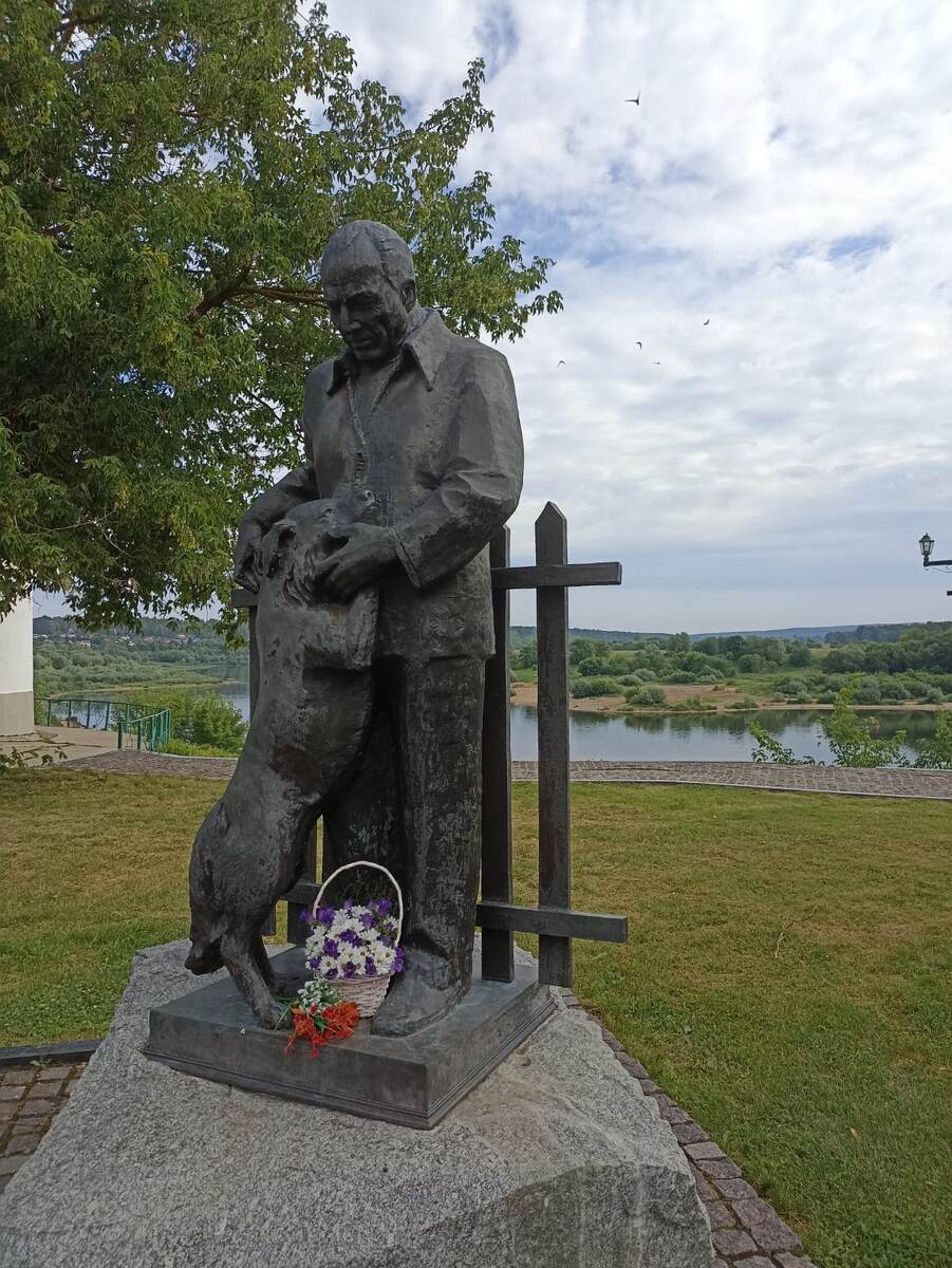 Памятник К. Паустовскому. Фото автора