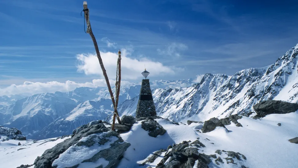 На месте обнаружения Эци в Альпах установлен памятник.(Изображение предоставлено: Alamy)