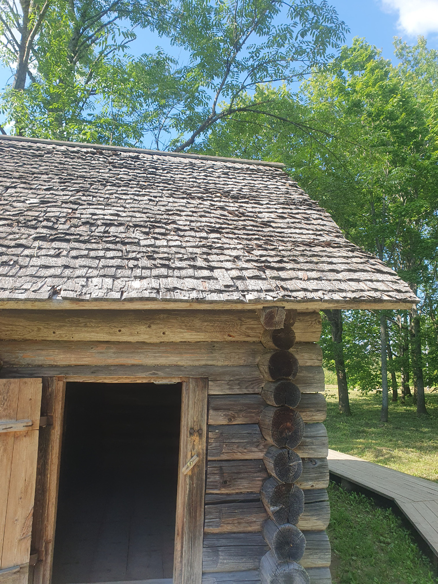 Баня, крытая берестой. Музей Витославицы.