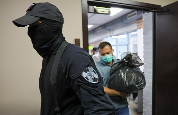    Обыск в редакции телеграм-канала Baza в Москве.Сергей Савостьянов/ТАСС