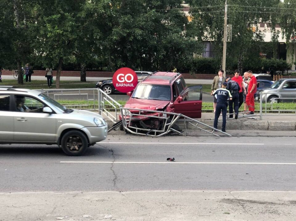    Авто на трамвайных путях. Источник: GO BARNAUL