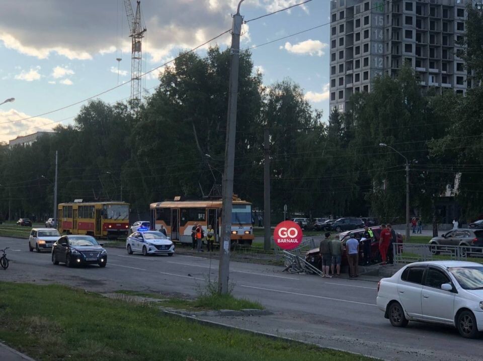    Авто на трамвайных путях. Источник: GO BARNAUL