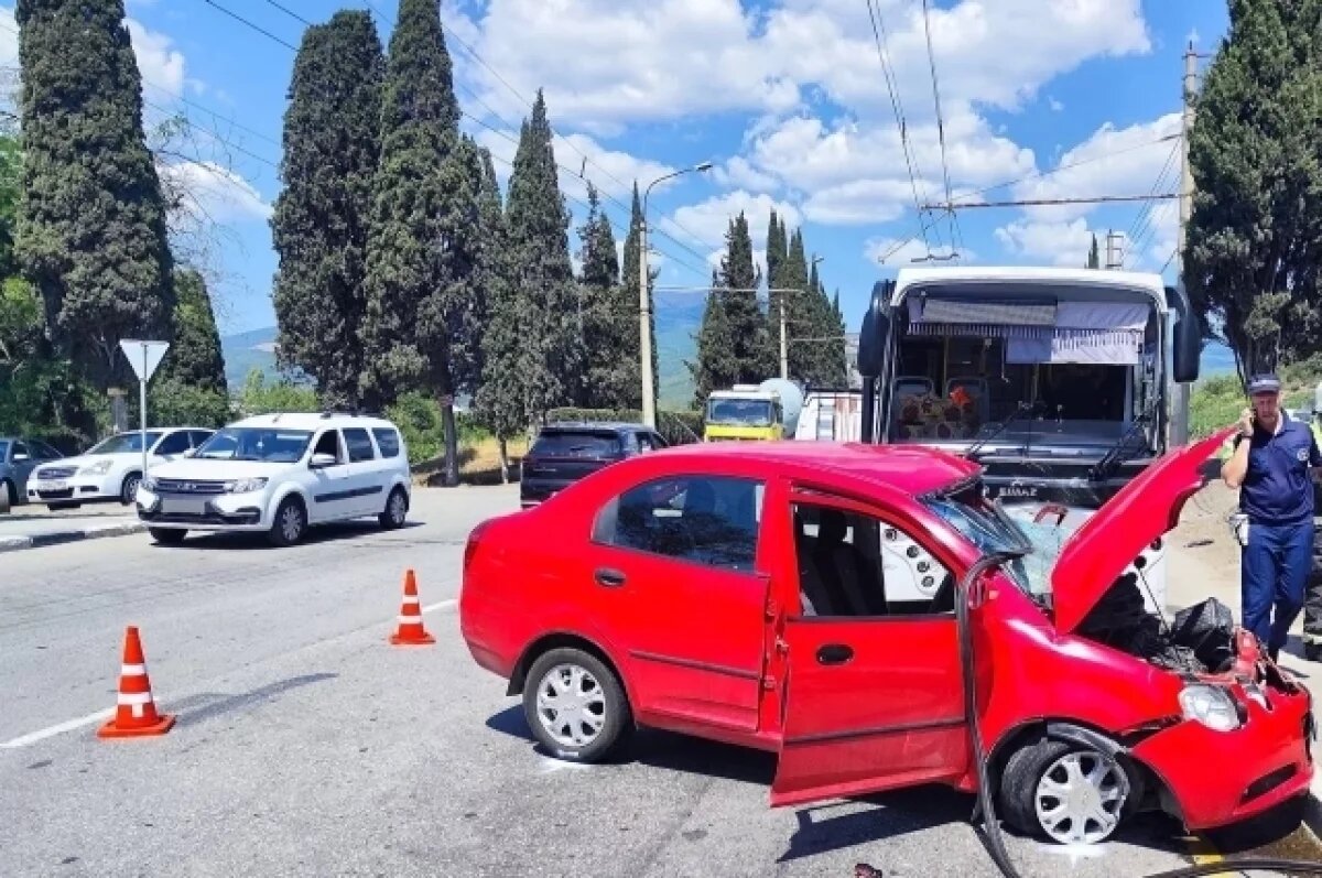    В Алуште легковое авто врезалось в рейсовый автобус