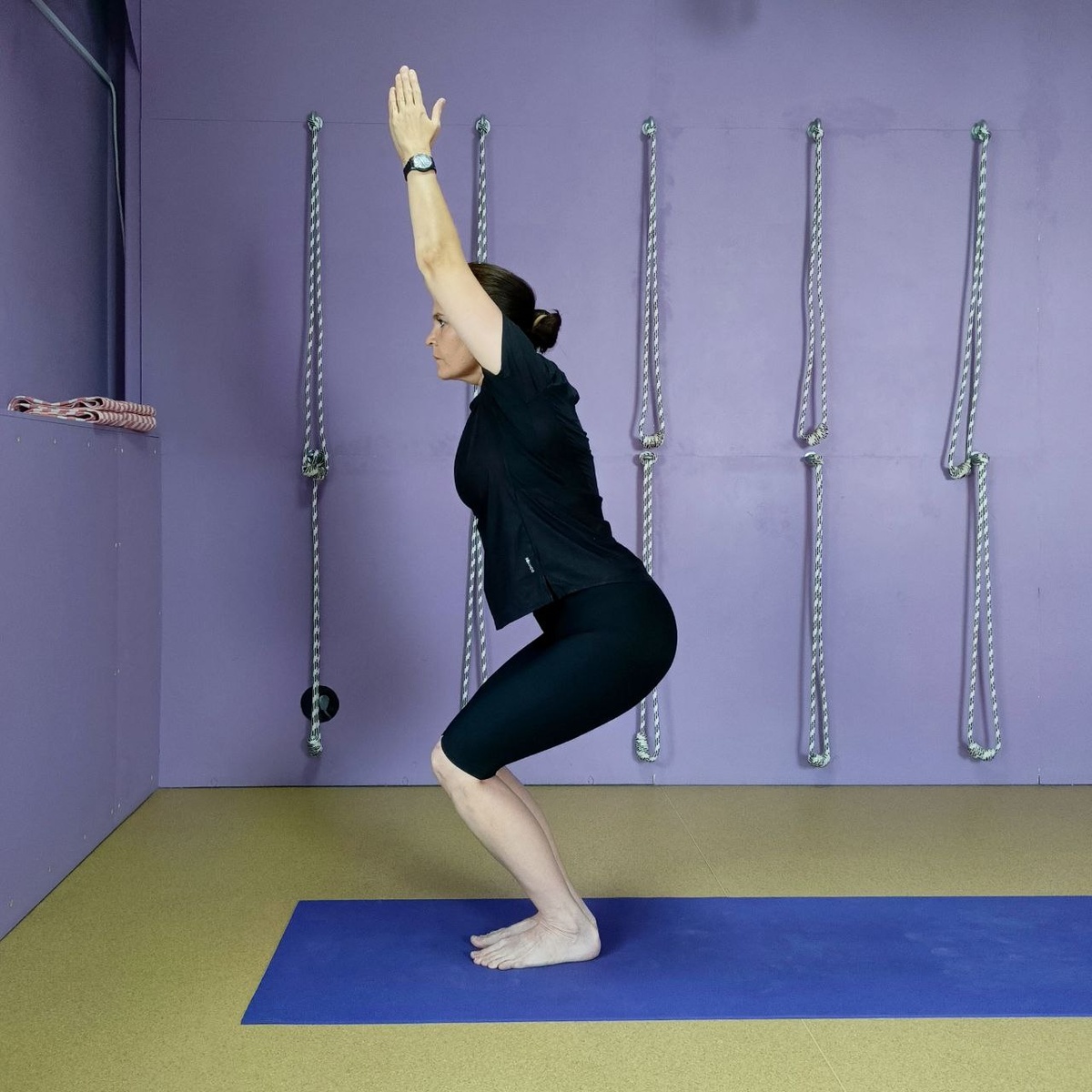 Уткатасана выполняется в статике  10-60 сек, в динамике и комплексе Сурья Намаскар.