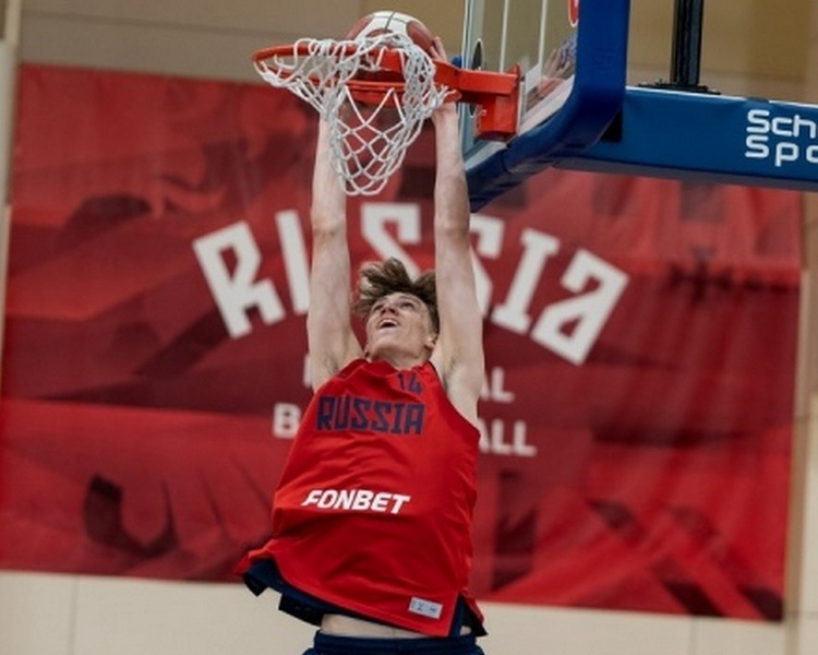     В сборную России по баскетболу пригласили 17-летнего спортсмена из Курска