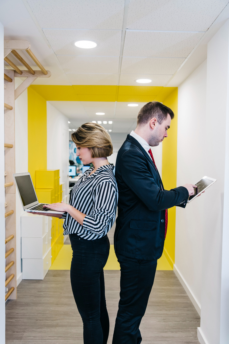 При долгом пребывании в положении стоя кровь в ногах застаивается. Designed by Freepik