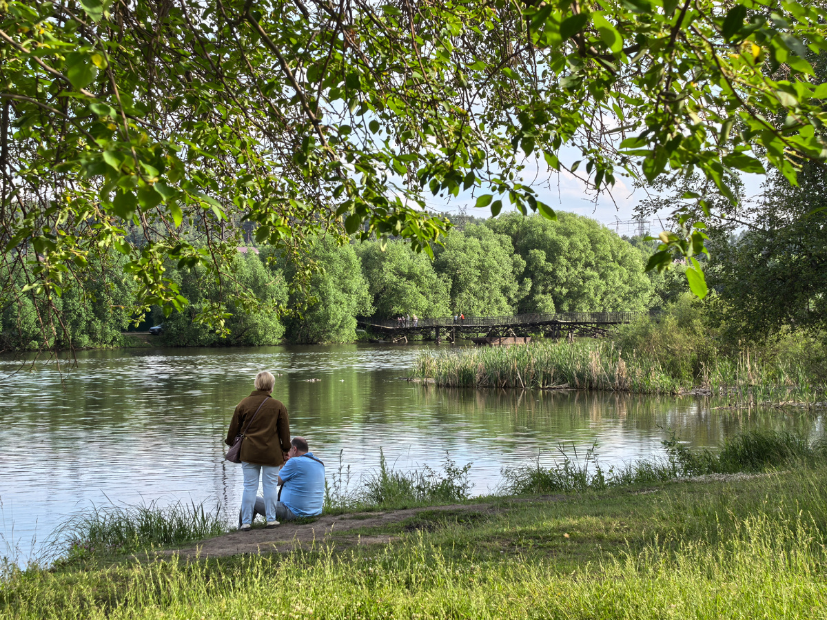 Конец июня, но люди в куртках