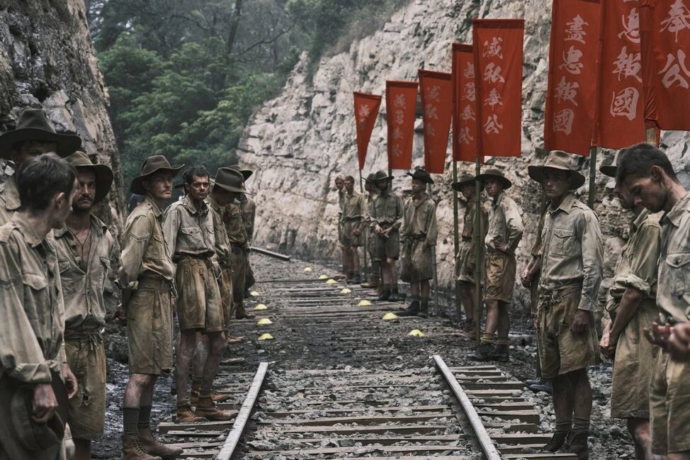Так называемая «Дорога смерти» строилась между Таиландом и Бирмой союзными военнопленными, захваченными японцами во время Второй мировой войны, как это показано в «Узкой дороге на дальний север». (Фото: BBC/Curio Pictures/Sony Pictures Television)