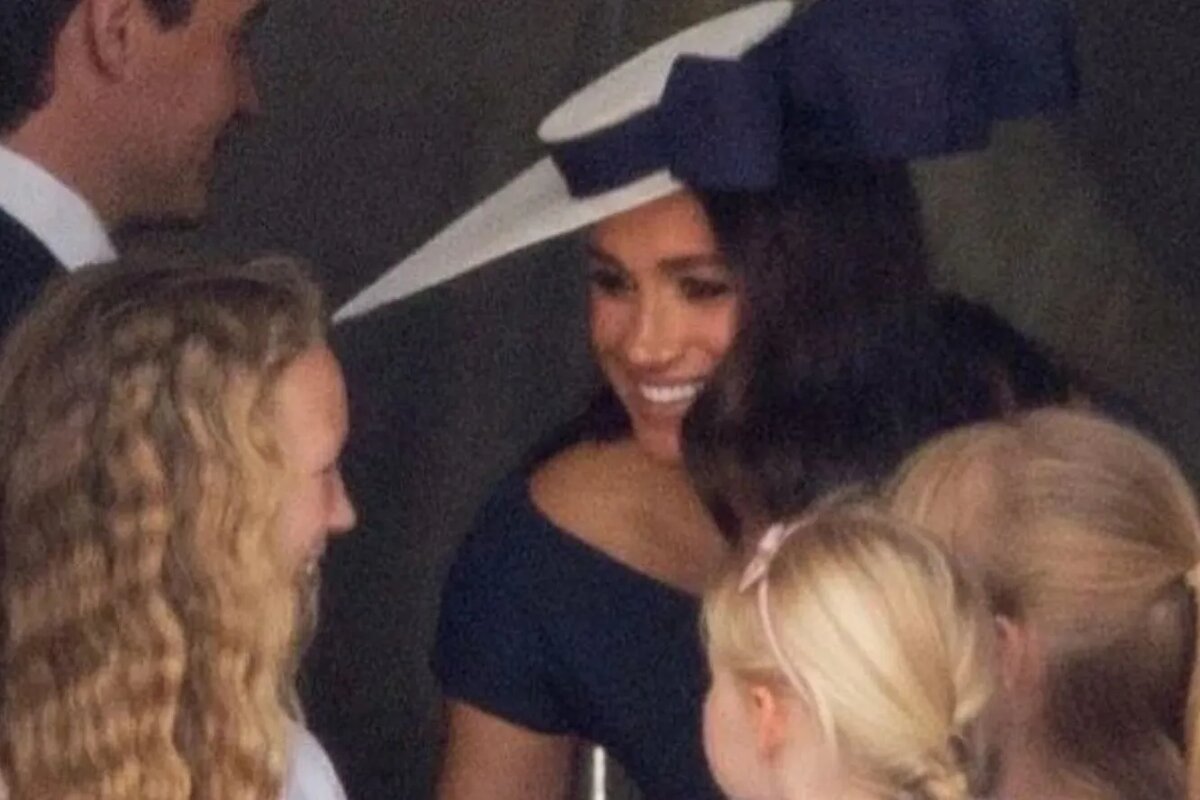 Меган Маркл на платиновом юбилее королевы, когда она появилась в кадре на балконе Букингемского дворца. Источник фото: thevoicemag.ru