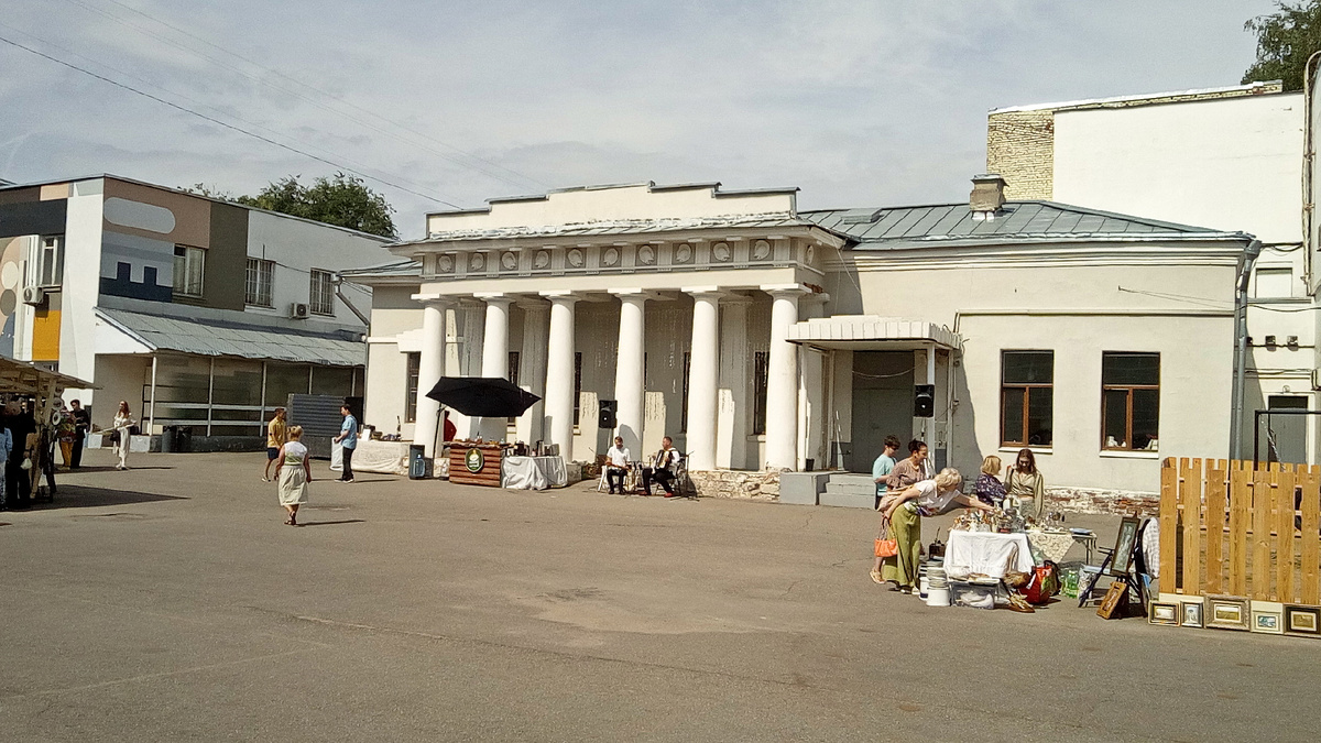 Рядом с черным зонтиком - музыканты