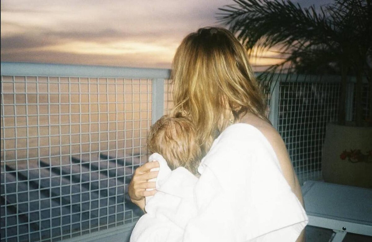     Сьюки Уотерхаус с дочкой. Фото: Instagram (запрещён в РФ) @sukiwaterhouse