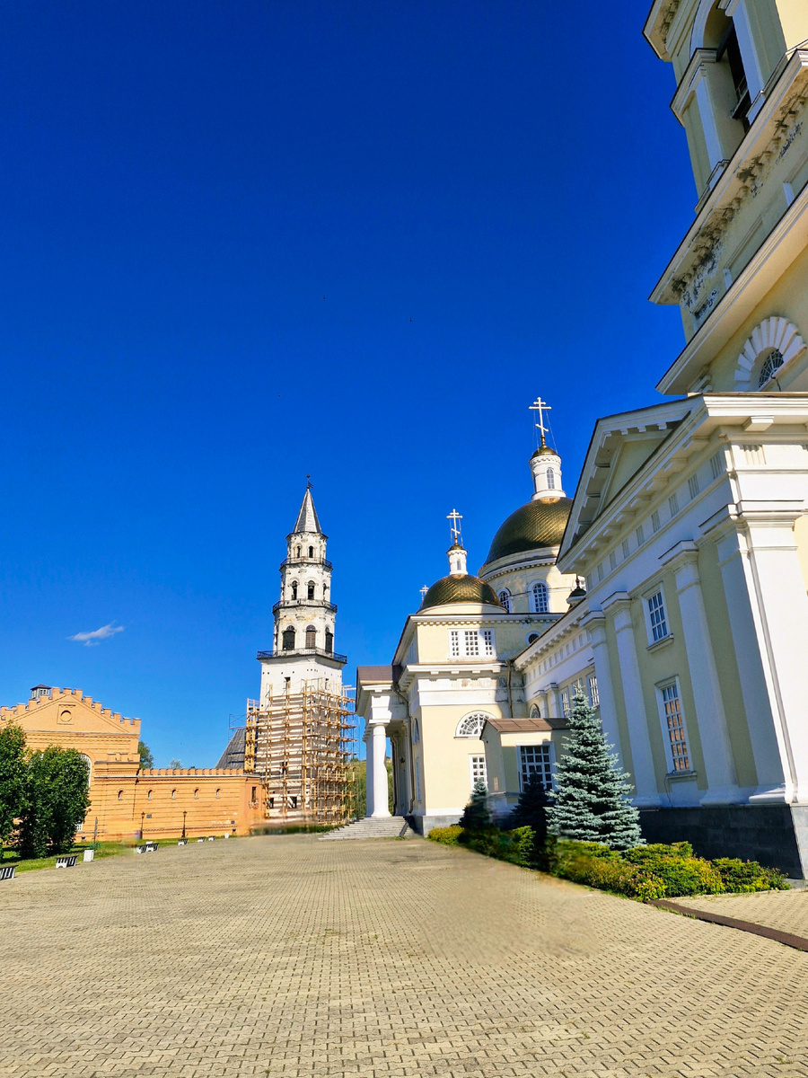 Невьянская наклонная башня на фото в строительных лесах. С этого ракурса хорошо заметен крен башни