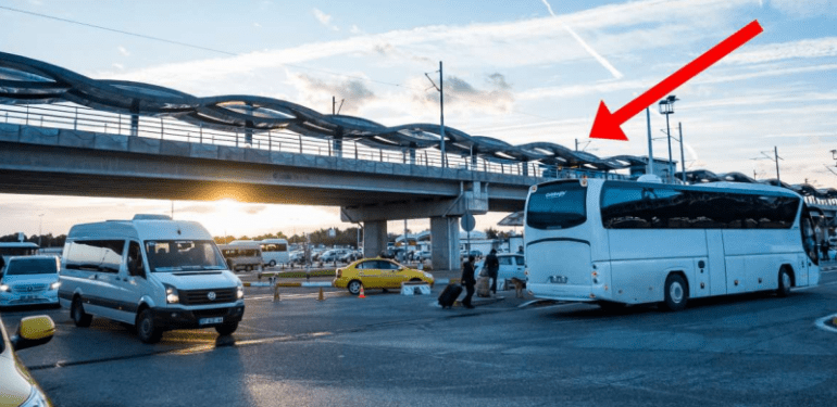 Рассмотрим, как купить билеты на трамвай в аэропорту Антальи.
