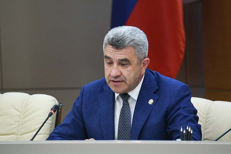    Ильсур Хадиуллин рассказал, что по большинству предметов результаты ЕГЭ-2025 оказались ниже, чем годом ранее, но они все равно лучше среднероссийских.   
Фото: prav.tatarstan.ru