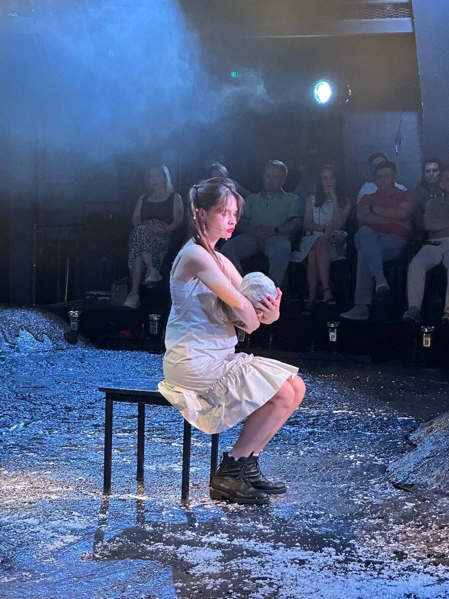 Мария с младенцем (Валерия Куликова). Спектакль «Войцек». Театр Маяковского. Фото автора.