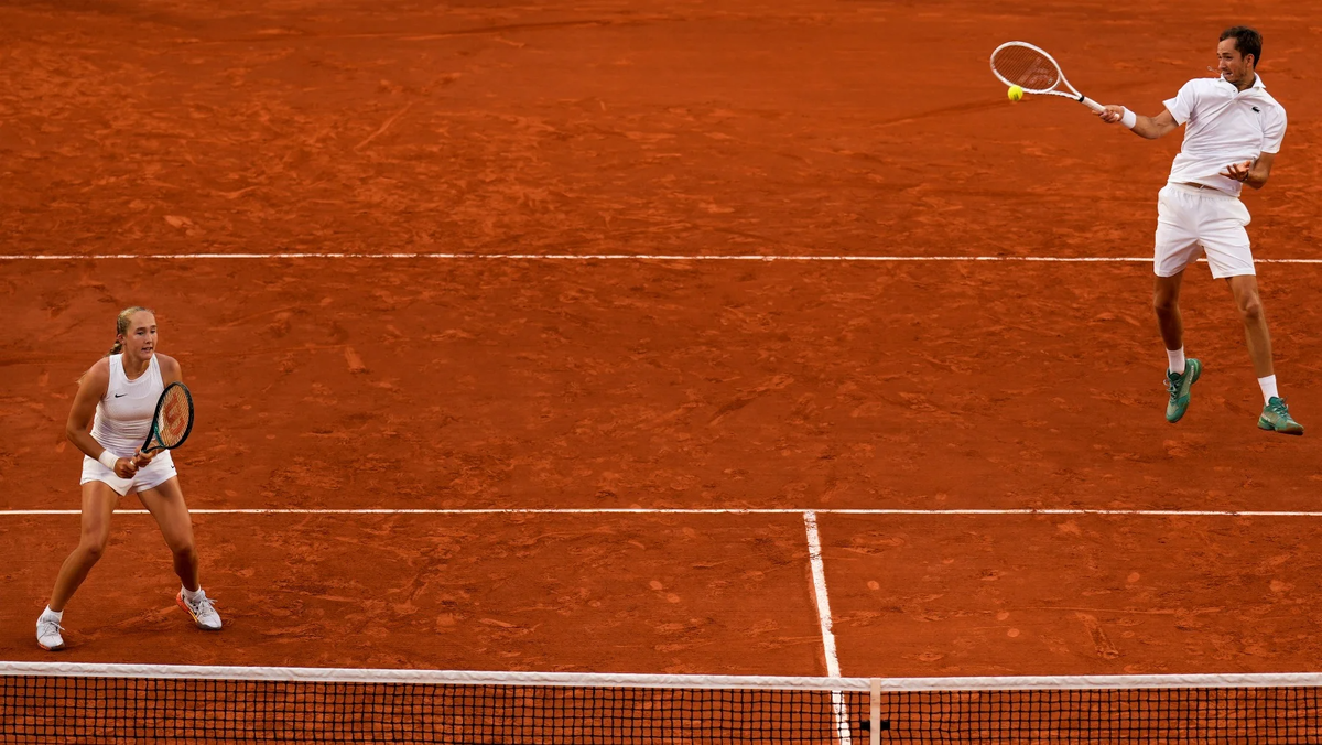 Мирра Андреева и Даниил Медведев в матче против Сары Эррани и Андреа Вавассори на Олимпиаде в Париже (Фото AP / TASS)