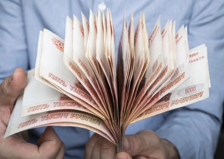    Эксперты подсчитали, что в Москве средняя зарплата 100 тыс. рублей. Собянин докладывал Путину о 160 тысячах