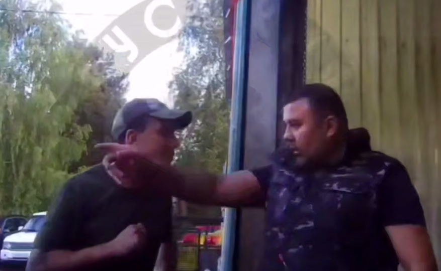 "Ну давай бей при всех, чего боишься?": приезжие украли у мужика барсетку и начали угрожать семье, мужик набрал в Русскую общину и не зря