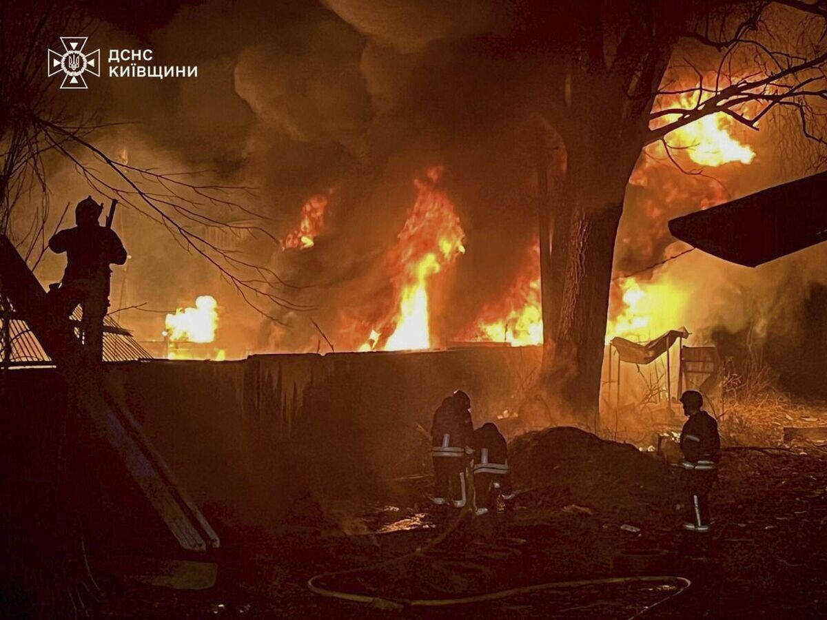    Украинские пожарные в Киеве© AP Photo / Servicio Ucraniano de Emergencias