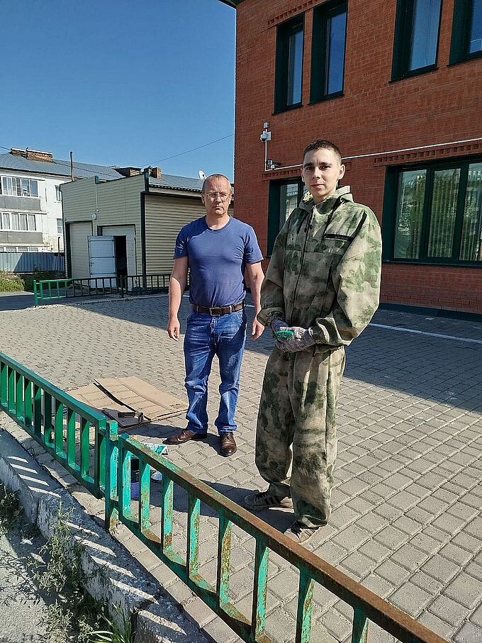 Заведующий хозяйством Миронов Максим Петрович даёт подростку задание