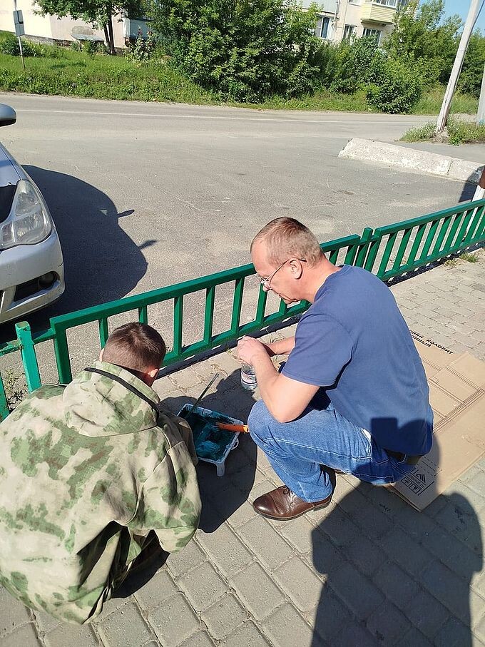 Миронов Максим Петрович помогает подростку развести краску