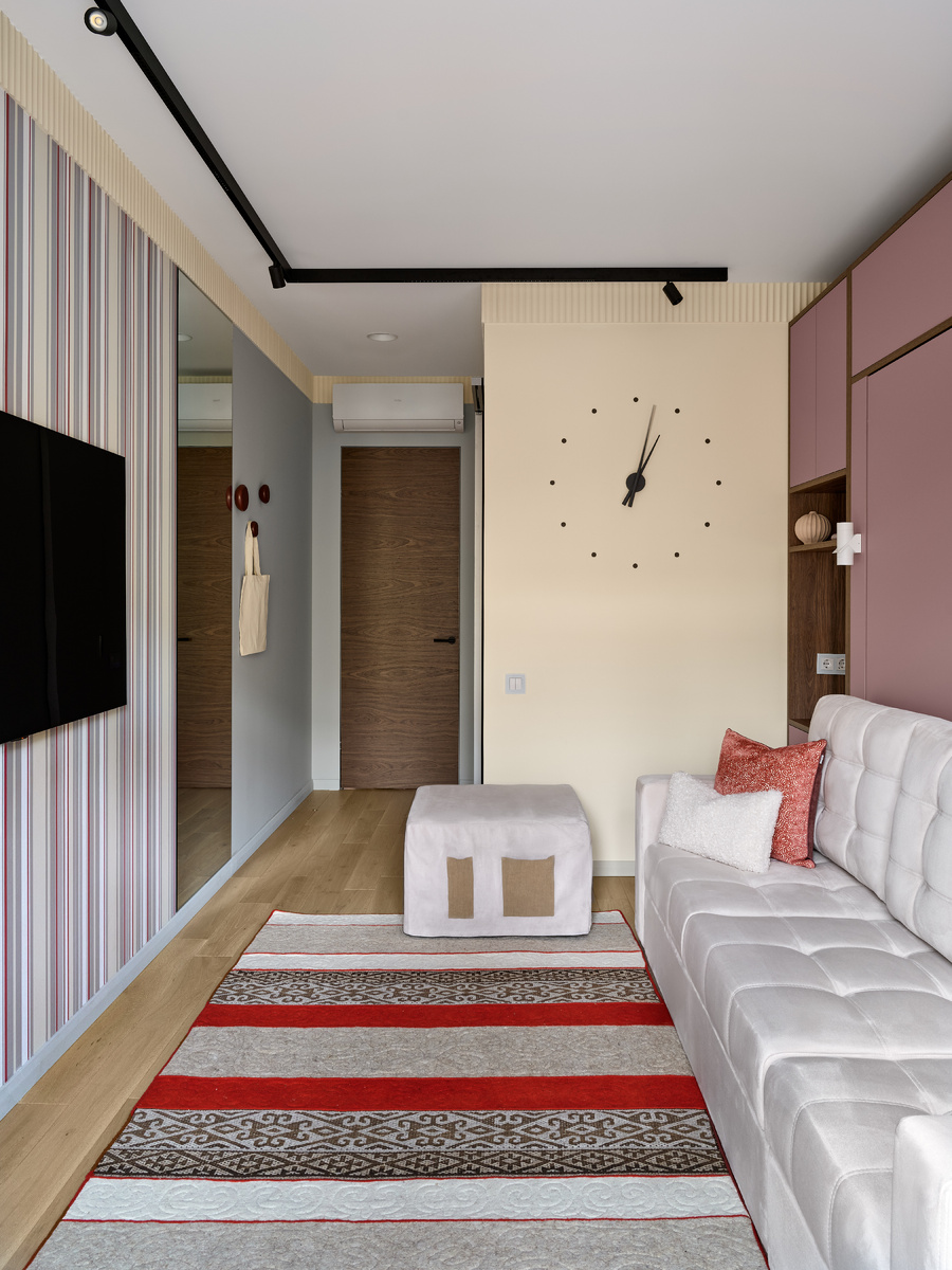 Скрытые двери DORIAN в натуральном шпоне. Отделка WALNUT Stried. Инженерная доска DORIAN parquet systems. Цвет инженерной доски - TERMO