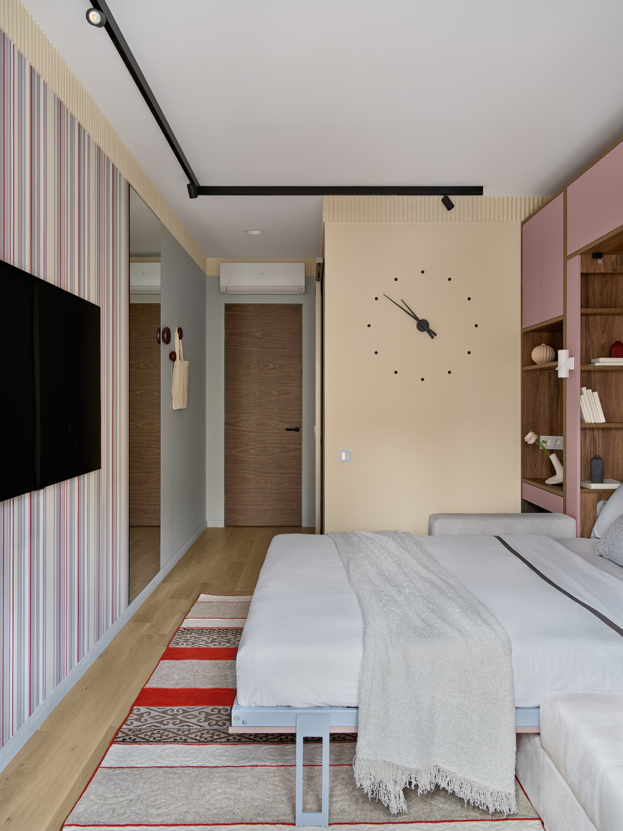 Скрытые двери DORIAN в натуральном шпоне. Отделка WALNUT Stried. Инженерная доска DORIAN parquet systems. Цвет инженерной доски - TERMO