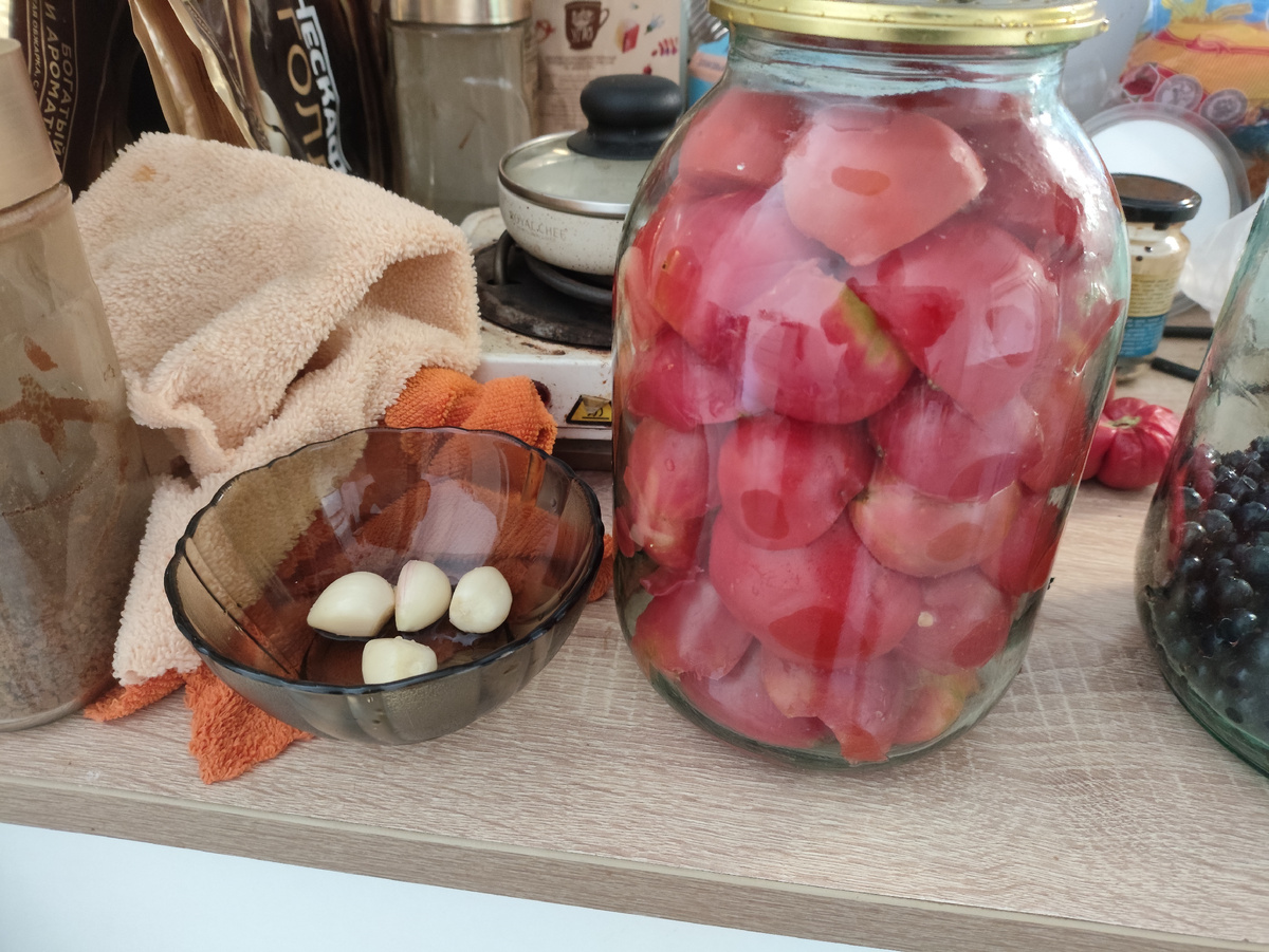 И два литра помидоров половинками