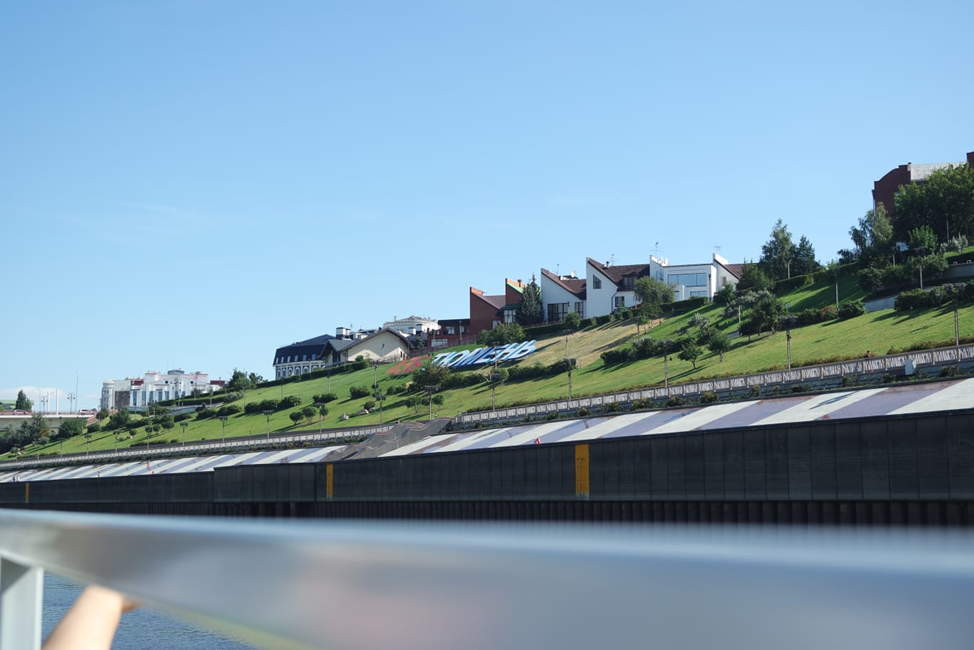 Рисунок 16. Наверное, символ современной Тюмени - единственная в стране 4-ярусная набережная. При полном отсутствии других причуд рельефа в городе