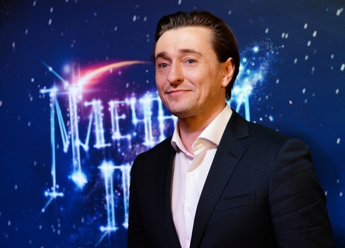 Сергей Витальевич Безруков — советский и российский актер драматического театра, кино, телевидения, озвучивания и дубляжа, театральный режиссер, сценарист, продюсер, певец, пародист и предприниматель